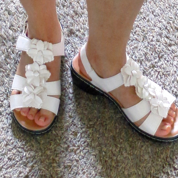 EMERY ROSE Elegant Slingback Wedge Sandals Women Appliques Decor Sandals - Picture 3 of 17